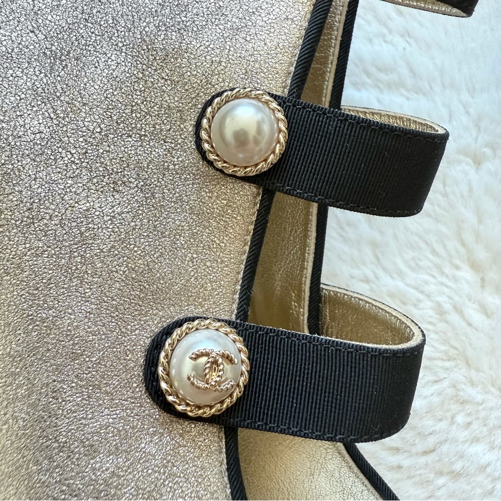 NEW!! Chanel 2018 Gold Toe Leather Pearl Button Boots Heels 38 EU Retail 1400$ - Picture 2 of 11